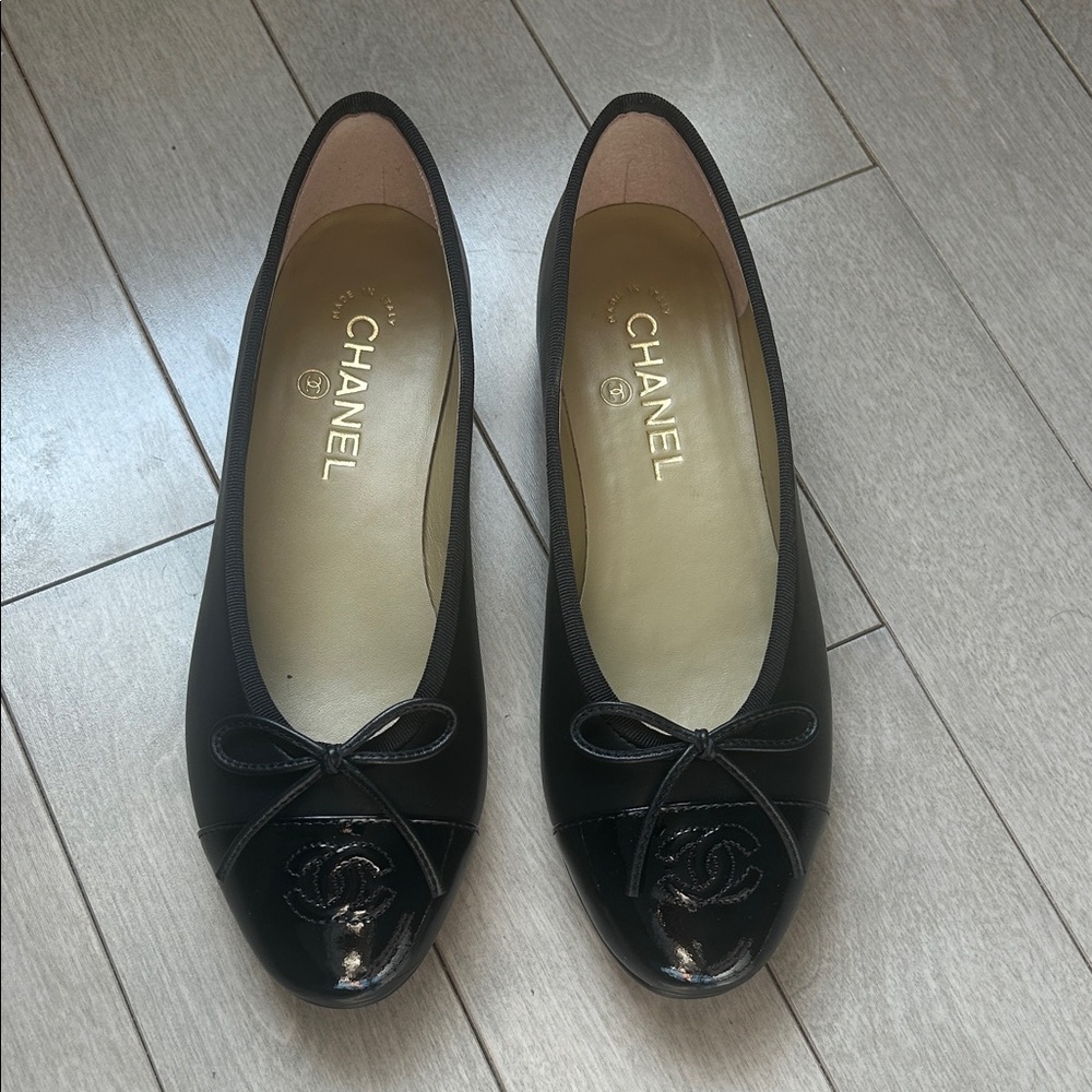 CHANEL Black Leather Cap-Toe Ballet Flats with CC Logo - Picture 4 of 12